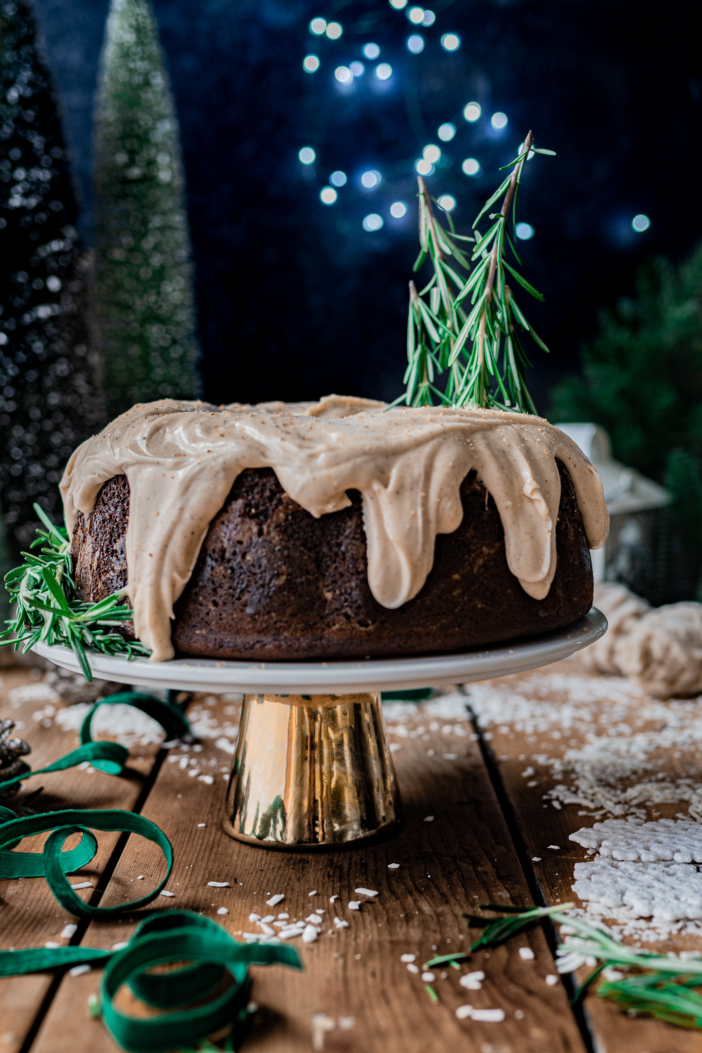Gingerbread cake with cinnamon cream cheese frosting 